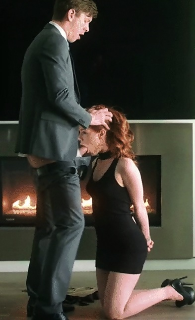 Леша поставил телку на колени и греет членом у камина