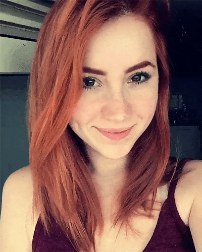 Просто милая улыбка рыженькой девушки